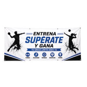 Banner deportivo instalado en el alambrado de una cancha